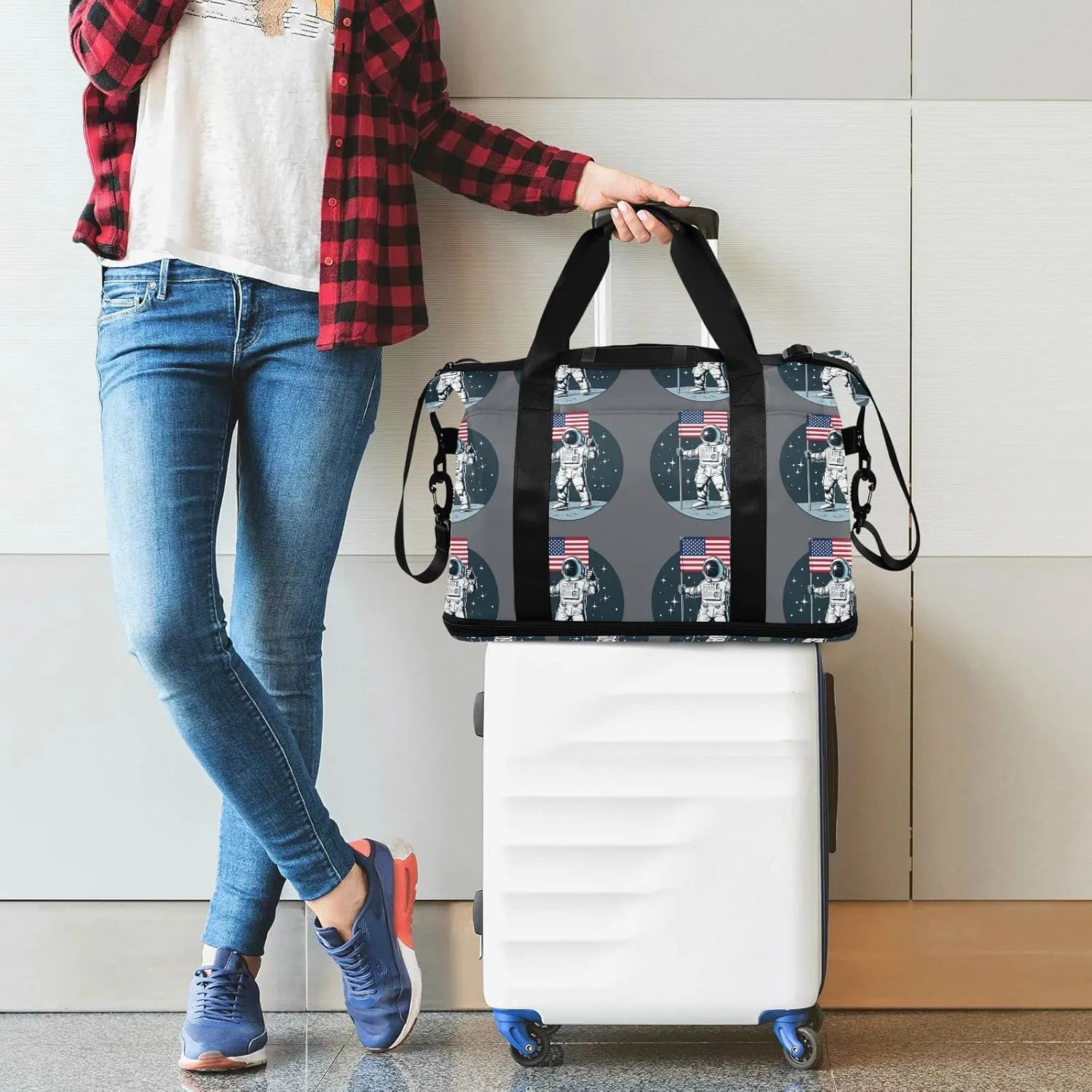 Astronaut with American Flag on the Moon Dark Blue Pattern Foldable Travel Bag, Camping Luggage bag, Portable Gym Bag, Sports Bag, Toiletry Bag with Handles Adjustable Shoulder Strap