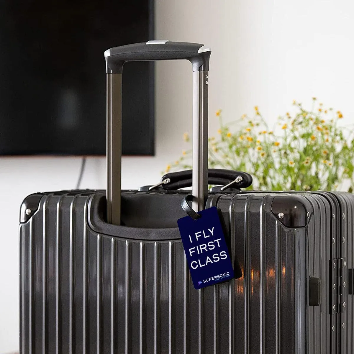 Koffertag: Stylischer Gepäckschutz für Airline-Vielflieger - I fly First Class